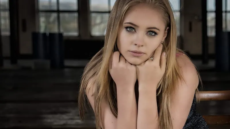 Blonde Women Theme Preview Image