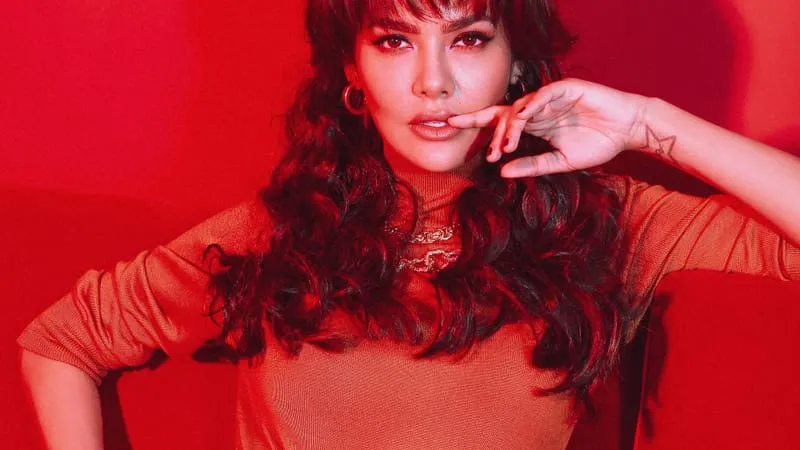 Esha Gupta Theme Preview Image