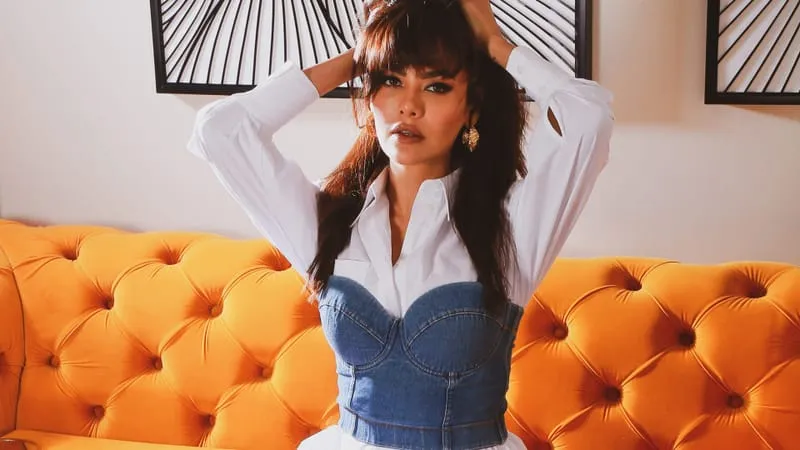 Esha Gupta Theme Preview Image