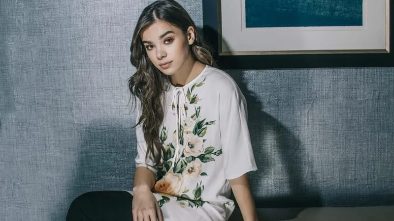 Hailee Steinfeld Theme Preview Image