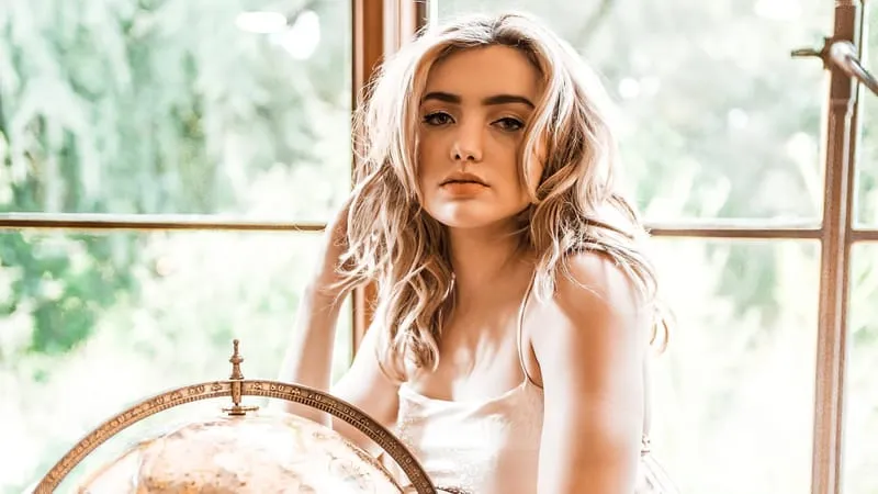 Peyton List Theme Preview Image