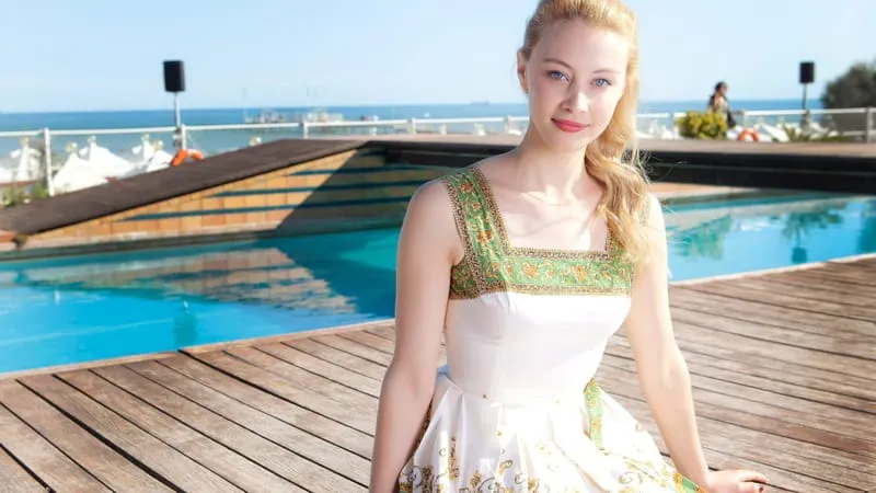 Sarah Gadon Theme Preview Image