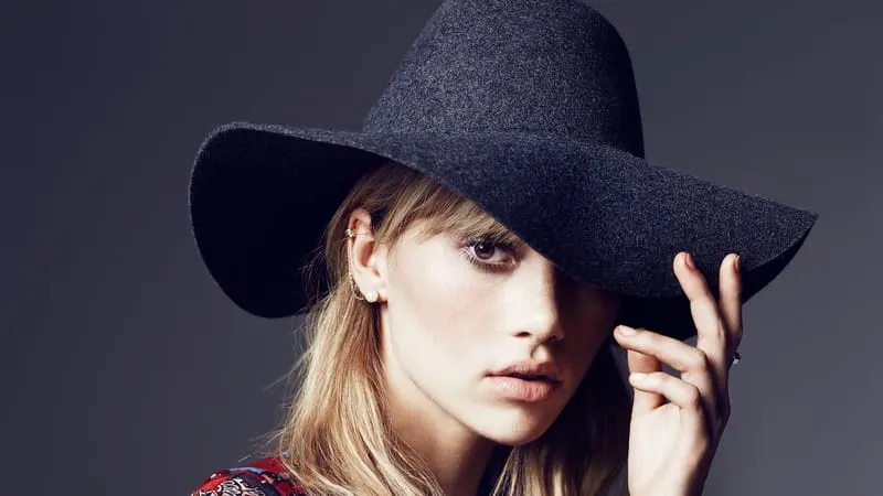 Suki Waterhouse Theme Preview Image