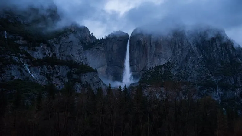 Yosemite Falls Theme Preview Image